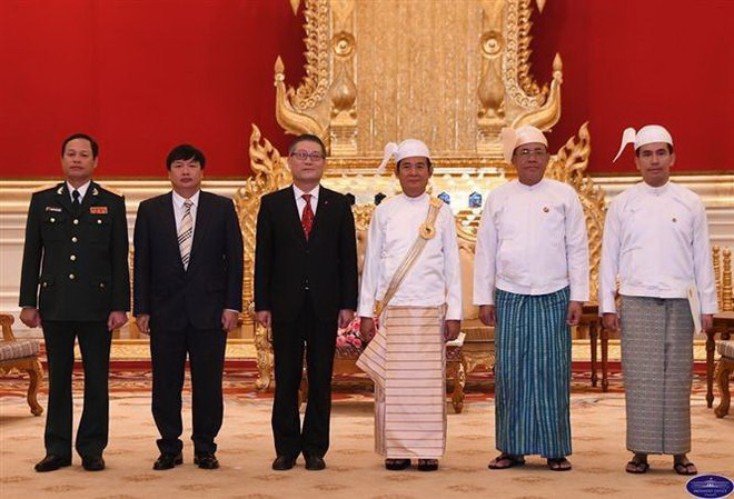 Đại sứ Việt Nam tại Myanmar Lý Quốc Tuấn chụp ảnh lưu niệm với Tổng thống Myanmar U Win Myint. (Nguồn: TTXVN) Tổng thống Myanmar U Win Myint đánh giá cao hợp tác với Việt Nam ảnh 1