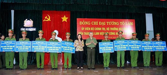 Bộ trưởng Tô Lâm trao hỗ trợ xây dựng nhà cho công an xã ở An Giang ảnh 2