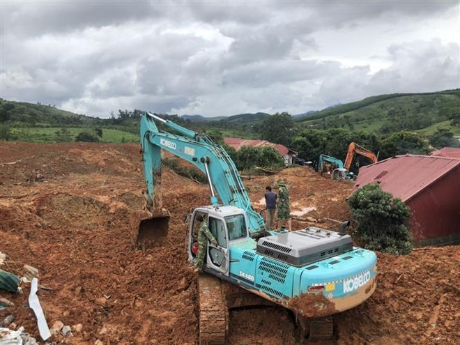 Phương tiện cơ giới khẩn trương đào bới tìm kiếm người bị vùi lấp. (Nguồn: TTXVN phát) Sạt lở đất ở Hướng Hóa: Tìm kiếm các nạn nhân trong thời gian sớm nhất ảnh 1