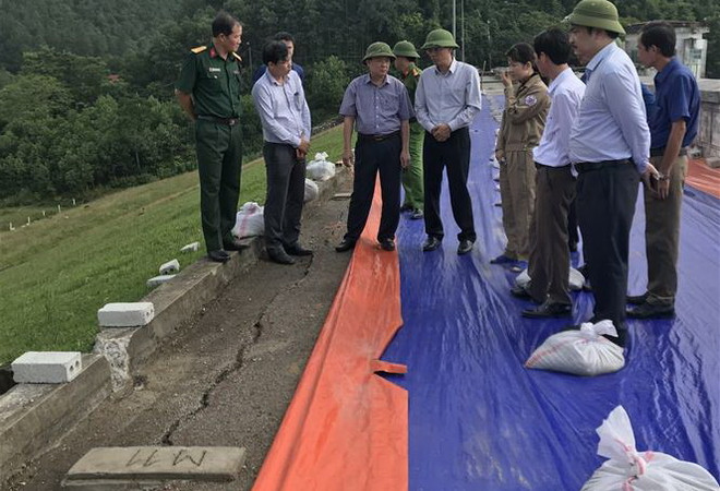 Xử lý khẩn cấp sự cố nứt đỉnh đập ở hồ lớn thứ 2 của Thanh Hóa ảnh 1