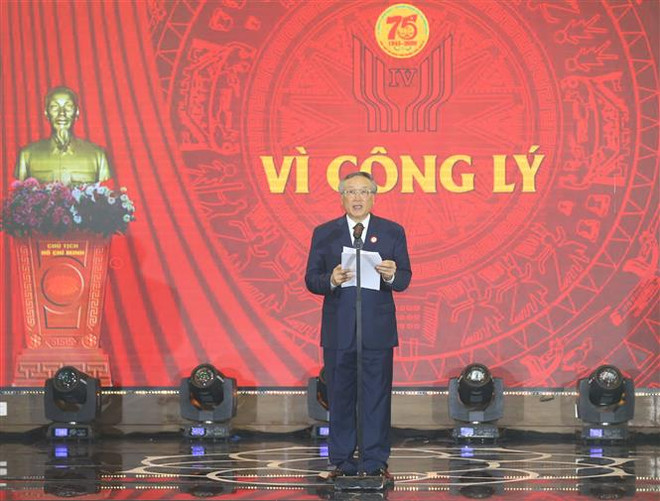 Ông Nguyễn Hòa Bình, Bí thư Trung ương Đảng, Bí thư Ban Cán sự Đảng, Chánh án Tòa án Nhân dân tối cao, đọc diễn văn khai mạc Đại hội. (Ảnh: Doãn Tấn/TTXVN) Chủ tịch Quốc hội dự Đại hội thi đua yêu nước Tòa án Nhân dân ảnh 1