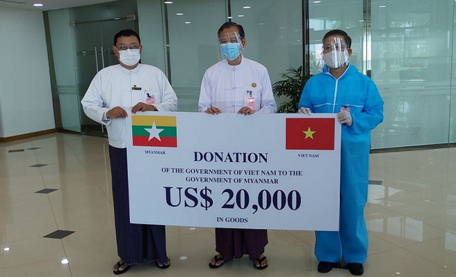 Đại sứ Việt Nam tại Myanmar Lý Quốc Tuấn trao hàng vật tư y tế của Chính phủ Việt Nam hỗ trợ Myanmar. (Nguồn: ĐSQ Việt Nam tại Myanmar) Việt Nam trao hàng vật tư y tế hỗ trợ Myanmar chống dịch COVID-19 ảnh 1