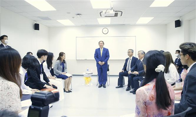 Trong ảnh: Thủ tướng Nhật Bản Suga Yoshihide gặp gỡ, nói chuyện với sinh viên Trường Đại học Việt-Nhật (Đại học Quốc gia Hà Nội). (Ảnh: Doãn Tấn/TTXVN) Thủ tướng Suga Yoshihide gặp gỡ sinh viên Trường Đại học Việt-Nhật ảnh 1