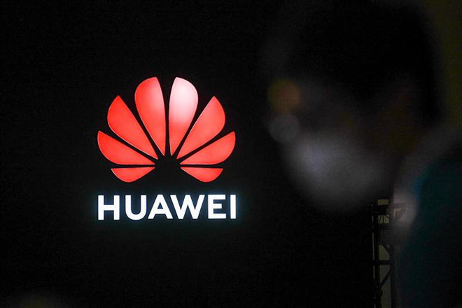 Biểu tượng Huawei tại một hội nghị thường niên ở Thượng Hải, Trung Quốc ngày 23/9/2020. (Nguồn: AFP/TTXVN) Mảng điện thoại thông minh của Huawei rơi vào thế khó? ảnh 2