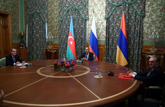Ngoại trưởng Nga Sergei Lavrov (giữa) chủ trì cuộc đàm phán cấp cao giữa Ngoại trưởng Armenia Zohrab Mnatsakanyan (phải) và Ngoại trưởng Azerbaijan Jeyhun Bayramov tại Moskva ngày 9/10/2020. (Nguồn: AFP/TTXVN) Ngoại trưởng Nga tổ chức các cuộc gặp riêng rẽ với Armenia, Azerbaijan ảnh 1
