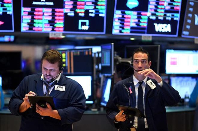 Giao dịch viên tại Sàn giao dịch chứng khoán New York, Mỹ. (Nguồn: AFP/TTXVN) Phố Wall khởi sắc nhờ những kỳ vọng về gói kích thích kinh tế mới ảnh 1