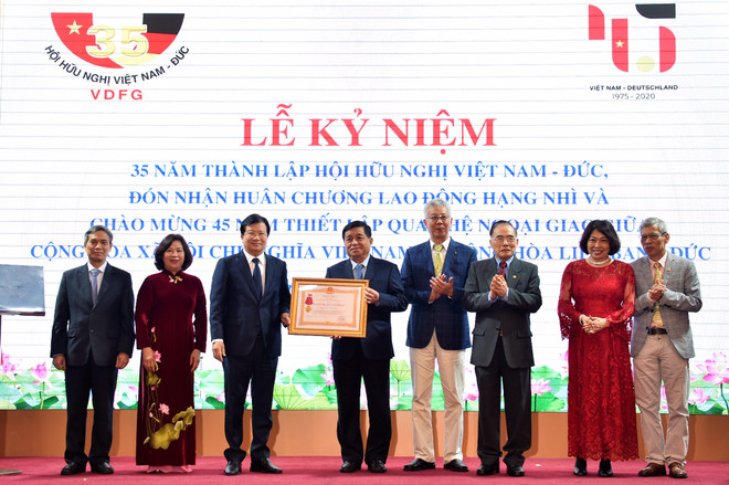 Phó Thủ tướng Trịnh Đình Dũng trao Huân chương Lao động hạng Nhì cho Hội Hữu nghị Việt Nam-Đức. (Nguồn: baochinhphu.vn) Thúc đẩy quan hệ hữu nghị, hợp tác giữa nhân dân Việt Nam và Đức ảnh 2