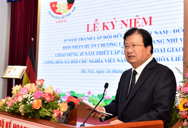 Phó Thủ tướng Trịnh Đình Dũng phát biểu tại buổi lễ. (Nguồn: baochinhphu.vn) Thúc đẩy quan hệ hữu nghị, hợp tác giữa nhân dân Việt Nam và Đức ảnh 1