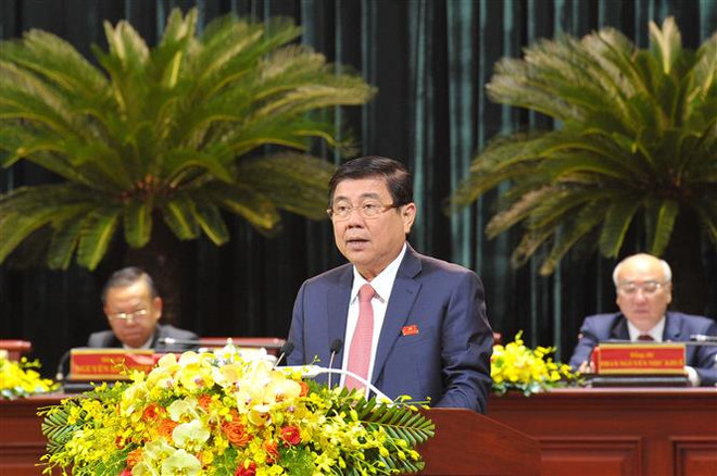 Ông Nguyễn Thành Phong, Phó Bí thư Thành ủy, Chủ tịch Ủy ban Nhân dân Thành phố Hồ Chí Minh, báo cáo những vấn đề quan trọng trọng việc thực hiện các mục tiêu tổng quát và các chỉ tiêu thực hiện ở nhiệm kỳ 2020-2025. (Ảnh: Thanh Vũ/TTXVN) Thành phố Hồ Chí Minh điều chỉnh một số chỉ tiêu phát triển ảnh 1