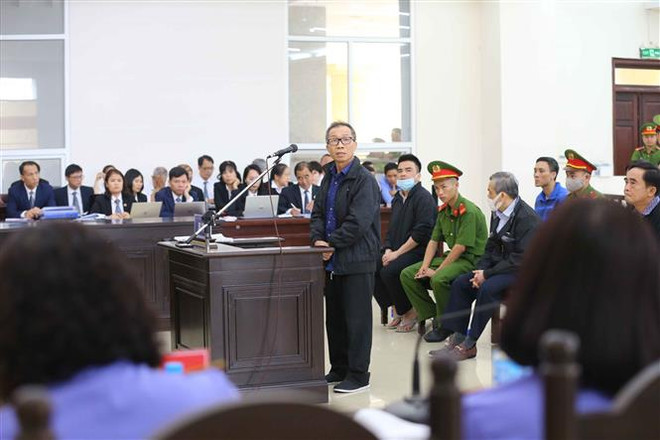 Bị cáo Đinh Văn Dũng (sinh năm 1965, nguyên Tổng Giám đốc Công ty Bình Hà) khai báo tại tòa. (Ảnh: Doãn Tấn/TTXVN) Vụ án tại BIDV: Các bị báo khai chịu áp lực từ ông Trần Bắc Hà ảnh 2