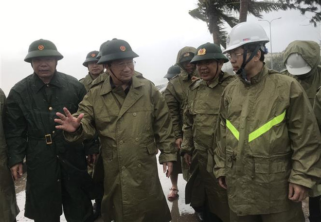 Phó thủ tướng Chính phủ Trịnh Đình Dũng thăm hỏi, động viên người dân tránh trú bão tại Trung tâm Dịch vụ việc làm Đà Nẵng. (Ảnh: Quốc Dũng/TTXVN) Phó Thủ tướng yêu cầu di chuyển tàu ở vùng nguy hiểm vào nơi an toàn ảnh 2