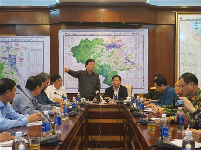 Phó Thủ tướng Trịnh Đình Dũng chủ trì cuộc họp chỉ huy công tác phòng, chống cơn bão số 9 tại Sở chỉ huy tiền phương. (Ảnh: Quốc Dũng/TTXVN) Phó Thủ tướng yêu cầu di chuyển tàu ở vùng nguy hiểm vào nơi an toàn ảnh 1
