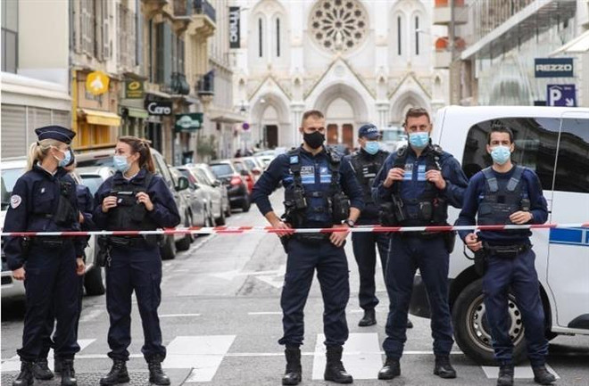 Bắt giữ đối tượng thứ 3 trong vụ tấn công bằng dao tại Pháp ảnh 1
