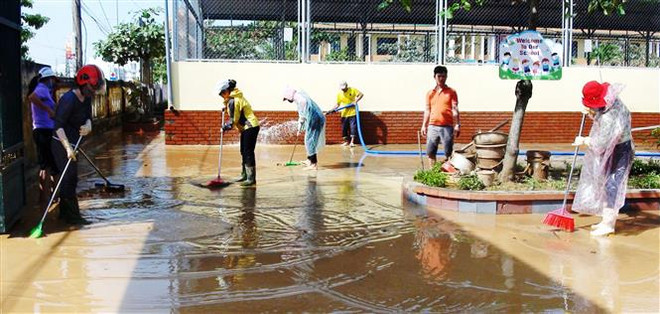 Các đoàn cứu trợ tập trung đưa những mặt hàng thiết yếu đến vùng bị nước lũ cô lập ở các xã của huyện Quảng Ninh, tỉnh Quảng Bình. (Ảnh: Văn Tý/TTXVN) Nghĩa tình đồng bào, chia sẻ yêu thương đùm bọc trong mùa mưa lũ ảnh 2