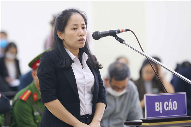 Bị cáo Lê Thị Vân Anh (sinh năm 1984) khai báo tại tòa. (Ảnh: Doãn Tấn/TTXVN) Vụ án tại BIDV: Các bị báo khai chịu áp lực từ ông Trần Bắc Hà ảnh 1