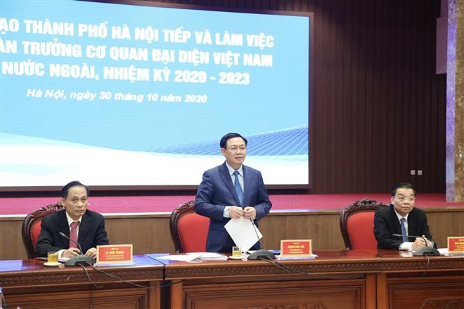 Bí thư Thành ủy Hà Nội Vương Đình Huệ phát biểu tại buổi tiếp và làm việc với Đoàn Trưởng cơ quan đại diện Việt Nam tại nước ngoài, nhiệm kỳ 2020-2023. (Nguồn: TTXVN) Hà Nội tập trung nguồn lực nâng cao hiệu quả công tác đối ngoại ảnh 1