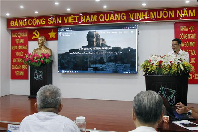 Trung tâm Ứng dụng Hệ thống thông tin Địa lý Thành phố giới thiệu quá trình xây dựng và hình thành trang web Chân dung Mẹ Việt Nam Anh hùng. (Ảnh: Tiến Lực/TTXVN) Trang web lưu giữ hơn 2.000 chân dung Mẹ Việt Nam Anh hùng ảnh 2