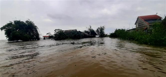 Tình trạng ngập lụt sâu từ Quảng Bình đến Quảng Nam tiếp tục kéo dài ảnh 1