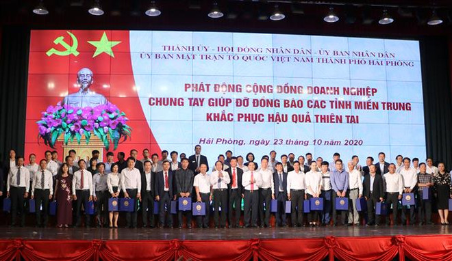 Hơn 120 doanh nghiệp trên địa bàn Hải Phòng tham gia ủng hộ đồng bào miền Trung. (Ảnh: Minh Thu/TTXVN) Doanh nghiệp Hải Phòng đóng góp 90 tỷ đồng ủng hộ đồng bào miền Trung ảnh 1