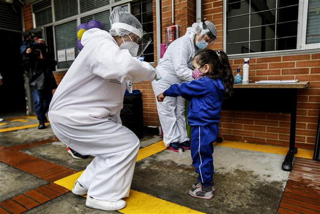 Kiểm tra thân nhiệt phòng lây nhiễm COVID-19 tại Bogota, Colombia, ngày 23/9/2020. (Nguồn: AFP/TTXVN) Dịch COVID-19: Số ca mắc tại Pháp vượt ngưỡng 1 triệu người ảnh 2