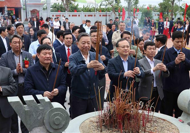 Tướng Tô Lâm dự lễ gắn biển công trình mừng Đại hội Đảng bộ Hưng Yên ảnh 3