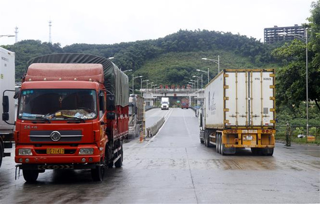 Các xe container chờ làm thủ tục xuất khẩu hàng nông sản tại cửa khẩu quốc tế đường bộ số II Kim Thành, Lào Cai. (Ảnh: Quốc Khánh/TTXVN) Lưu ý doanh nghiệp trong hoạt động xuất nhập khẩu với tỉnh Vân Nam ảnh 1