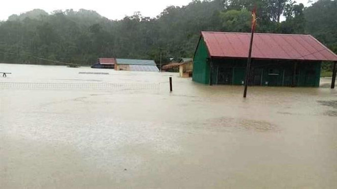 Quảng Bình: Cứu xe khách chở 20 người bị lũ cuốn trôi trong đêm ảnh 1