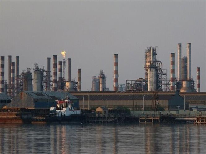 Một cơ sở khai thác dầu ở Iran. (Nguồn: IRNA/TTXVN) Tiếp tục lo ngại về COVID-19, OPEC+ cam kết hỗ trợ thị trường dầu mỏ ảnh 1