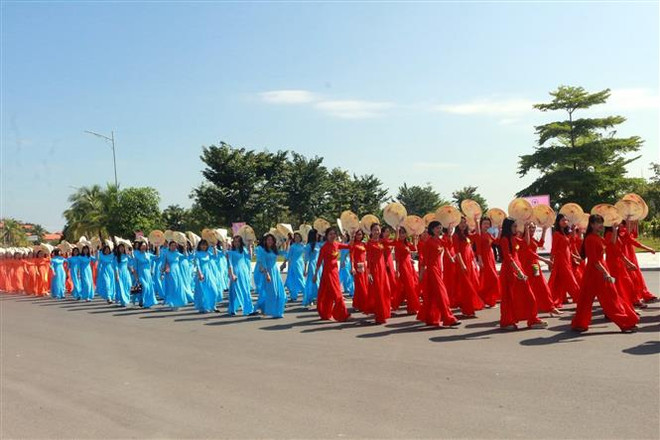 Hơn 2.000 phụ nữ tham gia tuần lễ áo dài ở Quảng Ninh. (Ảnh: Đức Hiếu/TTXVN) Quảng Ninh quyết tâm sẽ đón 3 triệu khách du lịch trong quý 4 ảnh 2