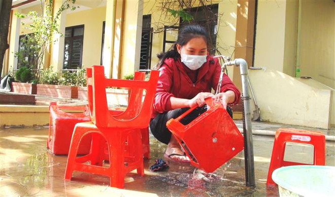 Quảng Bình khắc phục khó khăn để học sinh sớm trở lại trường sau lũ ảnh 2