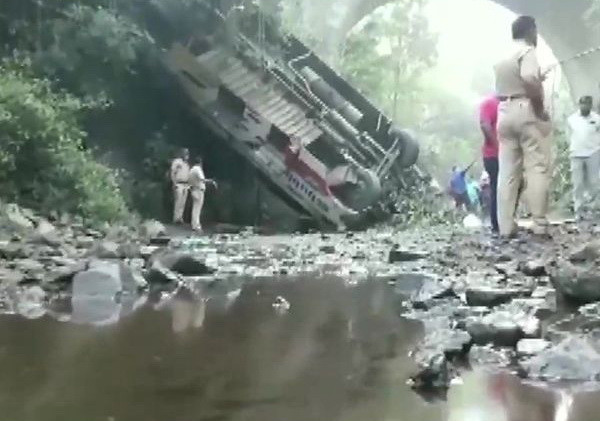 Xe khách lao xuống hẻm núi ở Ấn Độ, nhiều người thiệt mạng ảnh 1