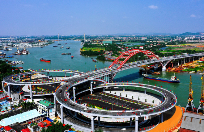 Cầu Hoàng Văn Thụ là cây cầu hiện đại, do Việt Nam hoàn toàn thiết kế và thi công, một trong những công trình trọng điểm mang dấu ấn lớn của Hải Phòng. (Ảnh: Trọng Luân/TTXVN phát) 'Hải Phòng hướng tới là thành phố hàng đầu châu Á trong tương lai gần' ảnh 1