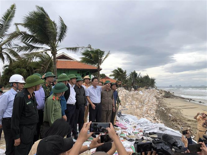 Phó Thủ tướng Trịnh Đình Dũng kiểm tra công tác phòng chống bão số 9 tại bờ biển Cửa Đại thành phố Hội An, tỉnh Quảng Nam. (Ảnh: Trần Tĩnh/TTXVN) Phó Thủ tướng kiểm tra công tác phòng, chống bão số 9 tại Quảng Nam ảnh 1