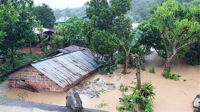 Hàng trăm hộ dân tại xã Đăk Pek, huyện Đăk Glei (Kon Tum) phải di dời do mưa bão khiến mực nước dâng cao. (Ảnh: TTXVN phát) Australia sẵn sàng hỗ trợ Việt Nam khắc phục hậu quả thiên tai ảnh 1