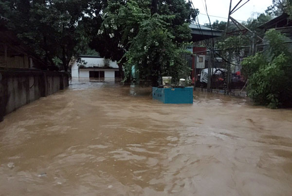 Mưa lớn gây ngập nhà dân và tắc nghẽn giao thông tại Lào Cai ảnh 1