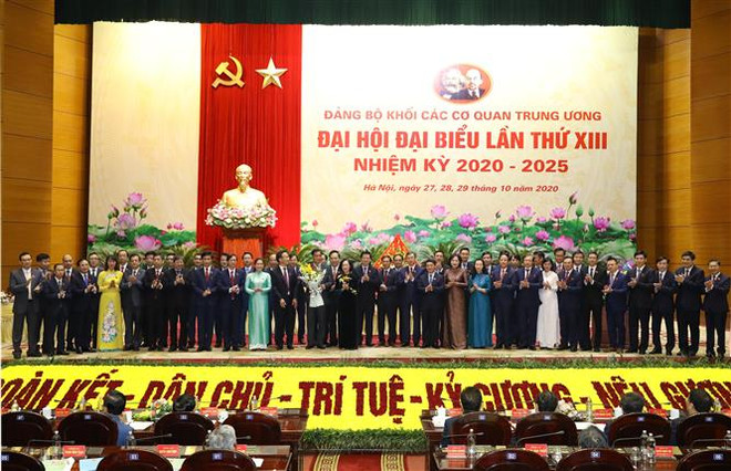 Bà Trương Thị Mai, Ủy viên Bộ Chính trị, Bí thư Trung ương Đảng, Trưởng Ban Dân vận Trung ương tặng hoa chúc mừng Ban chấp hành Đảng bộ Khối các cơ quan Trung ương khóa XIII. (Ảnh: Văn Điệp/TTXVN) Đảng bộ Khối các cơ quan TW: Tham mưu, chủ động tham gia Cách mạng 4.0 ảnh 2