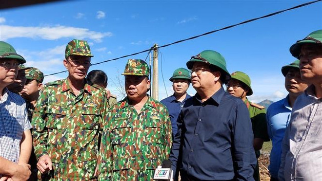 Phó Thủ tướng Trịnh Đình Dũng kiểm tra điểm đầu sạt lở để thông tuyến vào xã Trà Leng, huyện Nam Trà My, tỉnh Quảng Nam. (Nguồn: TTXVN) Lở đất ở Quảng Nam: Phó Thủ tướng đến hiện trường chỉ đạo cứu nạn ảnh 1