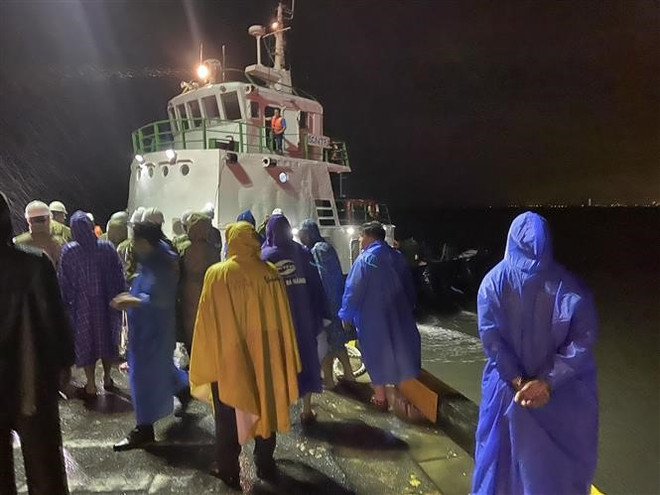 Đà Nẵng tìm kiếm, cứu hộ các tàu cá bị nạn trong mưa lớn ảnh 1