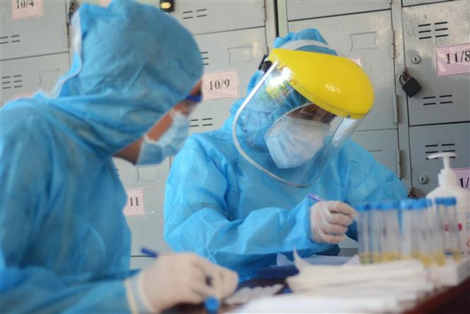 Các nhân viên y tế làm xét nghiệm SARS-CoV-2. (Ảnh: Văn Dũng/TTXVN) Chuyên gia Hàn Quốc rời TP.HCM sang Nhật Bản âm tính với SARS-CoV-2 ảnh 1