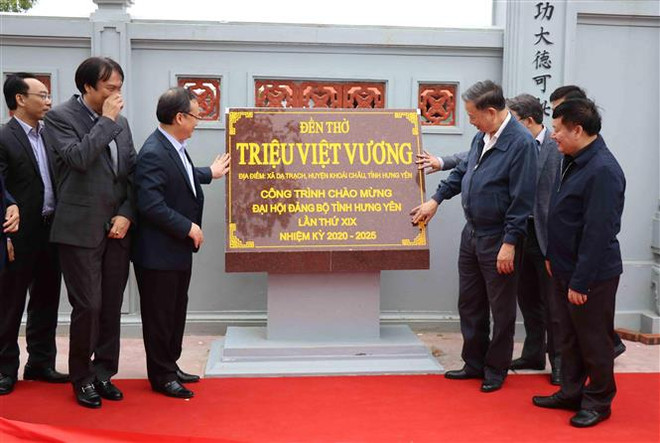 Tướng Tô Lâm dự lễ gắn biển công trình mừng Đại hội Đảng bộ Hưng Yên ảnh 1