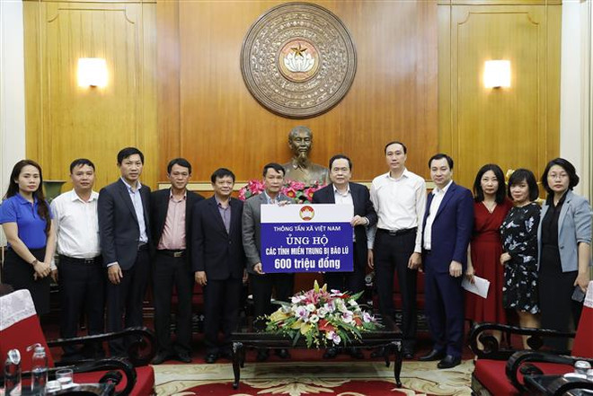 Chủ tịch Ủy ban Trung ương Mặt trận Tổ quốc Việt Nam Trần Thanh Mẫn tiếp nhận ủng hộ từ tập thể cán bộ, công chức, viên chức, người lao động Thông tấn xã Việt Nam. (Ảnh: Dương Giang/TTXVN) 265 tỷ đồng ủng hộ đồng bào miền Trung thông qua hệ thống MTTQ ảnh 2