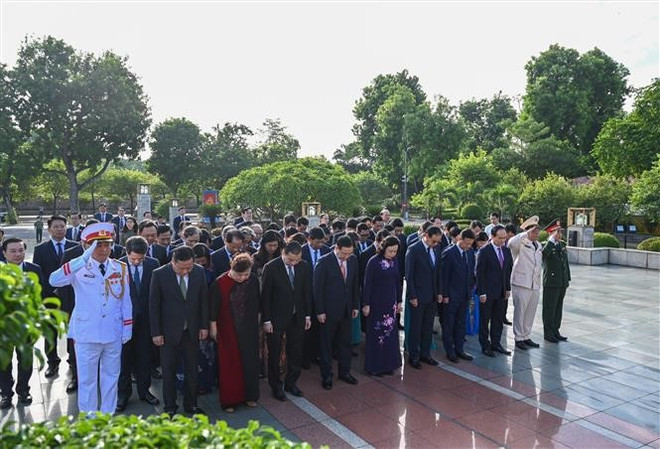 Lãnh đạo Hà Nội dâng hương Đức Thái Tổ Lý Công Uẩn và viếng Lăng Bác ảnh 1