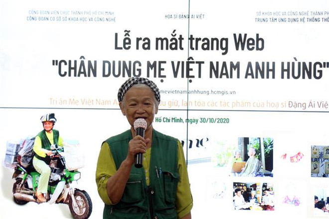 Họa sỹ Đặng Ái Việt giao lưu tại buổi ra mắt trang web Chân dung Mẹ Việt Nam Anh hùng. (Ảnh: Tiến Lực/TTXVN) Trang web lưu giữ hơn 2.000 chân dung Mẹ Việt Nam Anh hùng ảnh 1