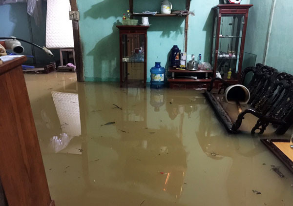 Mưa lớn gây ngập nhà dân và tắc nghẽn giao thông tại Lào Cai ảnh 2