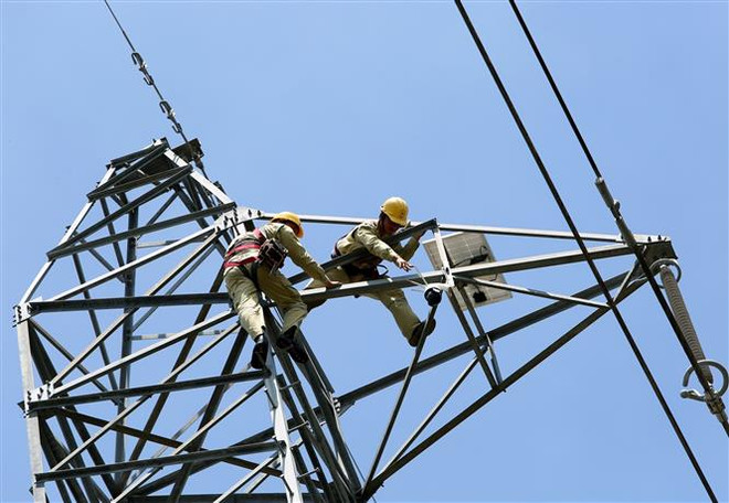 (Ảnh: Ngọc Hà/TTXVN) Bão số 9 gây mất điện khoảng 7.500 trạm biến áp ở miền Trung ảnh 1
