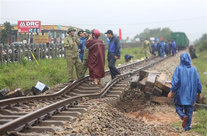 Quảng Trị: Khắc phục sự cố trên tuyến đường sắt và Quốc lộ 9 ảnh 1