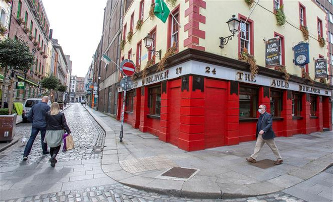 Các cửa hàng đóng cửa do dịch COVID-19 tại Dublin, Ireland ngày 18/9/2020. (Nguồn: AFP/TTXVN) Ireland trở thành quốc gia EU đầu tiên tái áp đặt lệnh phong tỏa ảnh 1