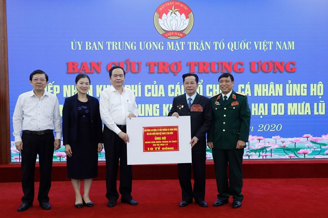 Chủ tịch Ủy ban Trung ương Mặt trận Tổ quốc Việt Nam Trần Thanh Mẫn tiếp nhận ủng hộ từ Anh hùng lao động Lê Văn Kiểm. (Nguồn: Mặt trận Tổ quốc Việt Nam) 265 tỷ đồng ủng hộ đồng bào miền Trung thông qua hệ thống MTTQ ảnh 1
