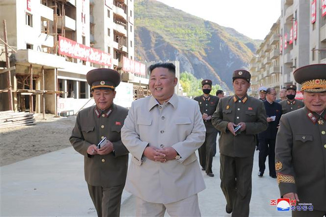 Nhà lãnh đạo Triều Tiên Kim Jong-un (giữa, phía trước). (Nguồn: KCNA/TTXVN) Triều Tiên thành lập trường đại học đặt theo tên ông Kim Jong-un ảnh 1