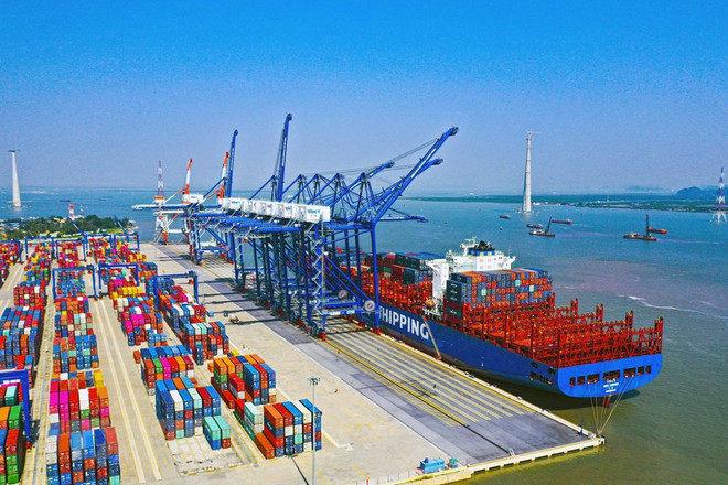Cảng Quốc tế Lạch Huyện tại hải Phòng là cảng biển nước sâu đầu tiên của khu vực kinh tế trọng điểm phía Bắc. (Ảnh: Đức Nghĩa/TTXVN) 'Hải Phòng hướng tới là thành phố hàng đầu châu Á trong tương lai gần' ảnh 3